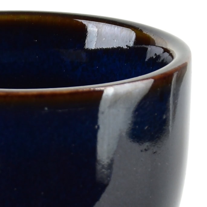 Wyjątkowy ceramiczny kubek w odcieniach granatu i brązu, idealny do codziennego użytku i relaksu w domu.
