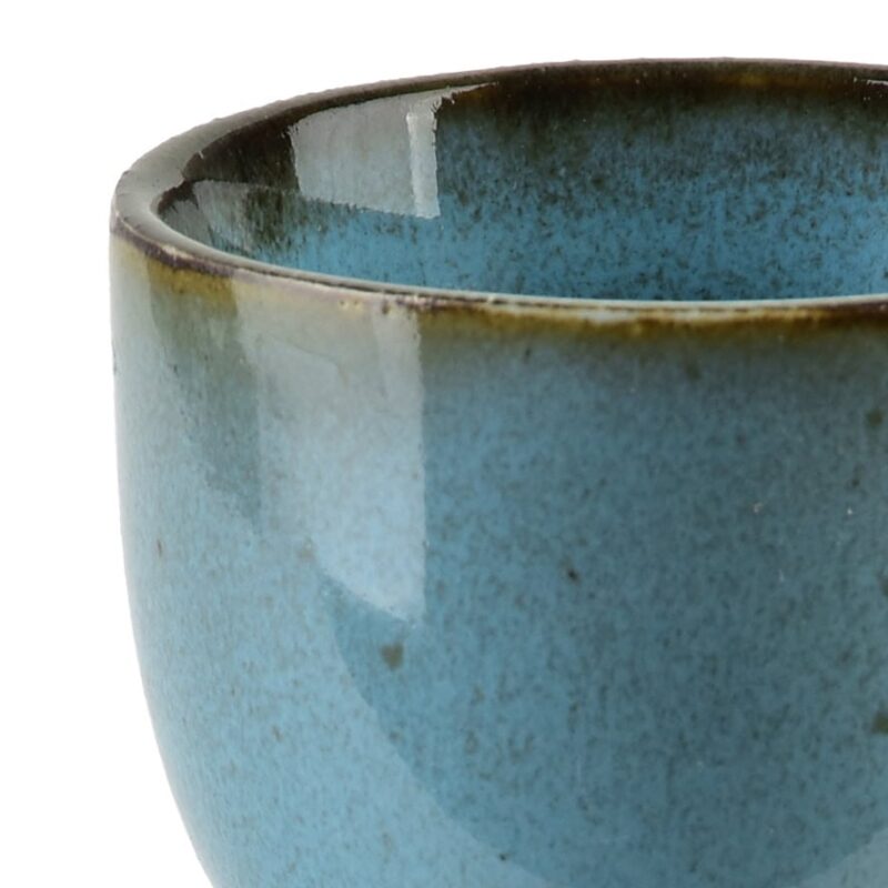 Ceramiczny kubek w odcieniach błękitu, ręcznie wykonany z gliny, idealny do picia herbaty i kawy, stylowe naczynie do domu i kuchni.