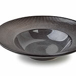Czarna elegancka misa ceramiczna z ozdobnym wykończeniem, idealna do podawania dań i dekorowania stołu w domowym zaciszu.