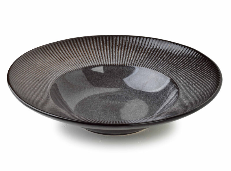 Czarna elegancka misa ceramiczna z ozdobnym wykończeniem, idealna do podawania dań i dekorowania stołu w domowym zaciszu.
