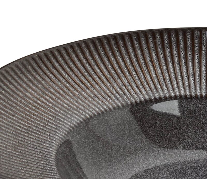 Ceramiczna patelnia z żeliwnym wykończeniem, idealna do smażenia i gotowania w domu, nowoczesny design, wysokiej jakości materiał.