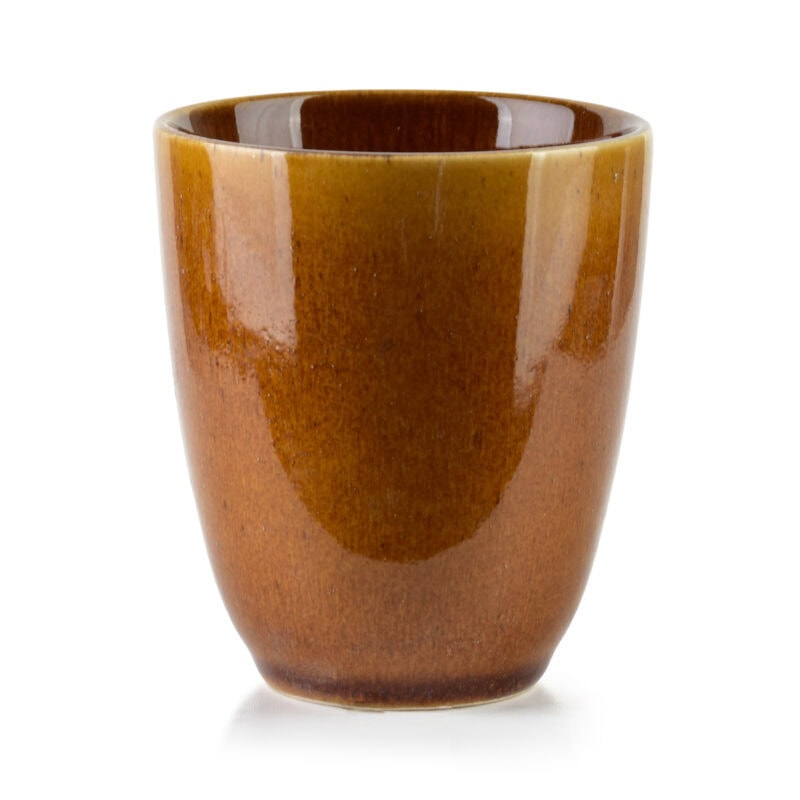 Stylowa filiżanka ceramiczna w odcieniach brązu, idealna do herbaty i kawy, w klasycznym stylu domowego zakątka, poprawiająca nastrój i dodająca uroku codziennym chwilom.
