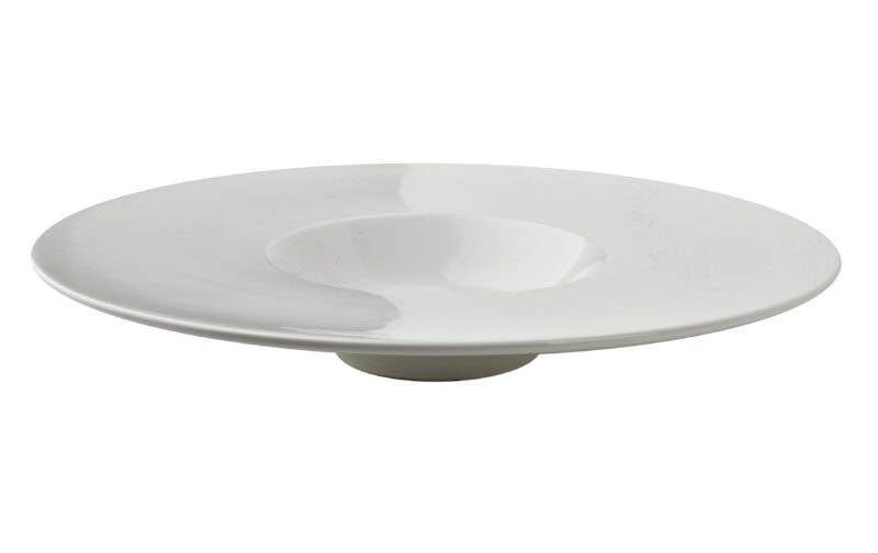 Okrągła biała porcelanowa patera na lekko podniesionej podstawie, elegancki i praktyczny element zastawy stołowej, idealny do serwowania deserów i przekąsek.