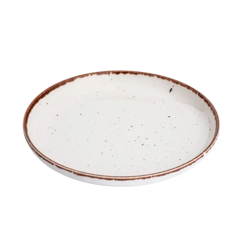 - pękata ceramiczna patera na ciasto lub przekąski, dekoracyjny talerz, nowoczesne wnętrza, kolekcja Domowy Zakątek, ręcznie wykonana, biało-brązowa z drobnymi czarnymi kropeczkami.