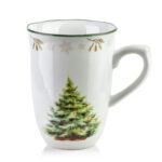 Kolorowa ceramiczna filiżanka z zimowym motywem choinki i śnieżynkami, idealna na świąteczny czas i na zimowe napoje, ozdobny design, elegancki dodatek do domowego zakątka, świetny prezent.