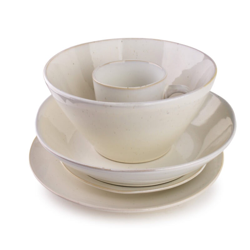 Białe ceramiczne zestaw zastawy stołowej z misami i talerzami dla domu.