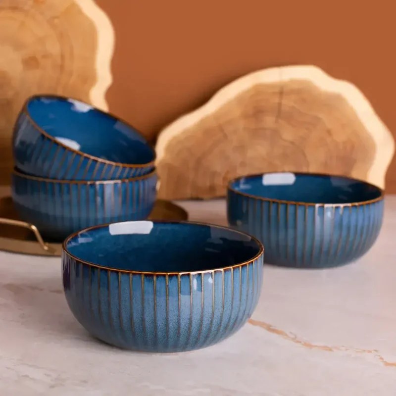 Stylowe ceramiczne miski w eleganckim odcieniu granatowym z złotymi akcentami, idealne do serwowania dań i dekoracji wnętrz w domu.