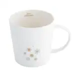 Cieplu biała ceramiczna kubek z motywem śnieżynek i napisem "Merry Christmas" na wewnętrznej stronie. Idealny na świąteczne okazje i prezenty w sklepie Domowy Zakątek.