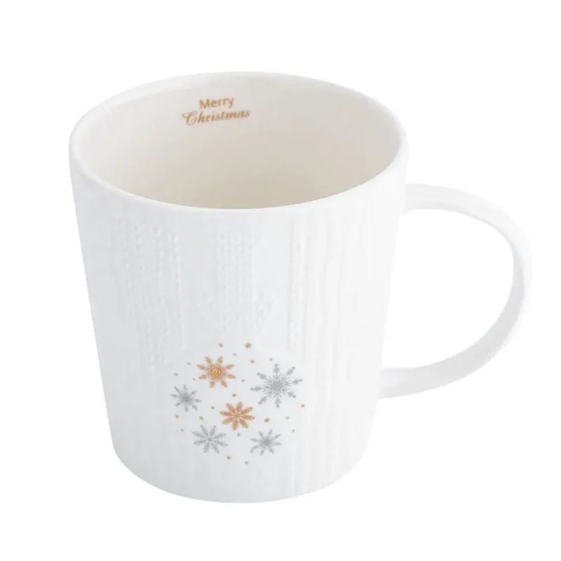 Cieplu biała ceramiczna kubek z motywem śnieżynek i napisem "Merry Christmas" na wewnętrznej stronie. Idealny na świąteczne okazje i prezenty w sklepie Domowy Zakątek.