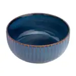 Ceramiczna miska w kolorze ciemnoniebieskim, ręcznie zdobiona z eleganckim teksturowaniem na zewnątrz. Doskonała do podawania dań i dekoracji na stole.