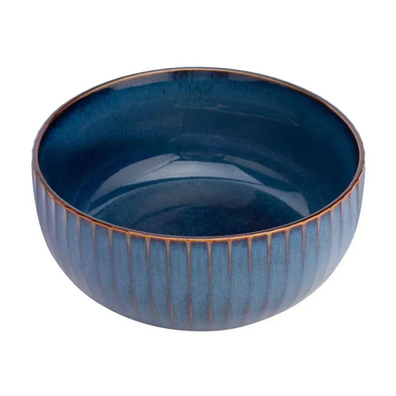 Ceramiczna miska w kolorze ciemnoniebieskim, ręcznie zdobiona z eleganckim teksturowaniem na zewnątrz. Doskonała do podawania dań i dekoracji na stole.
