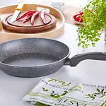 Lekka patelnia do smażenia z niebieskim wykończeniem, idealna do codziennych potraw, zapewnia równomierne rozprowadzanie ciepła i wygodną rączkę, świetna do kuchni domowej i profesjonalnej.