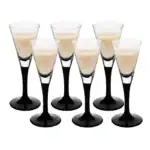 Sześć kieliszków z likierem Baileys na białym tle.