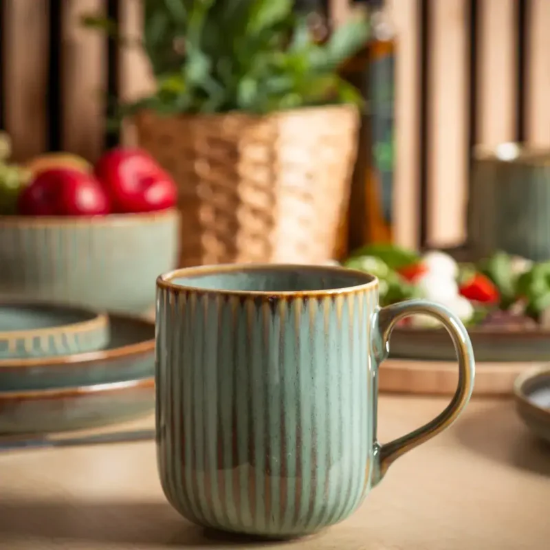 Ceramiczna kubek do kawy w stylu rustykalnym, ręcznie robiony, z zielonym pasem, idealny do domowego zakątka, naczynie z ceramiki dla miłośników kawy i herbaty.