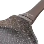 Wytrzymała patelnia ceramiczna z niepowlekanym rusztu w kolorze czarnym z białymi plamkami, idealna do zdrowego gotowania na kuchni domowej.