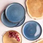 Nowe unikalne, ręcznie wykonane ceramiczne talerze w głębokim odcieniu niebieskiego, idealne do serwowania dań w domu, dodające elegancji i stylu każdemu stolikowi.