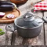 Kodowanie Garaż, garnki, kuchnia, domowe gotowanie, akcesoria kuchenne, czarna brytfanna, patelnie, sprzęt kuchenny, rustykalny styl, przygotowania do obiadu.