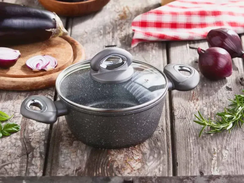 Kodowanie Garaż, garnki, kuchnia, domowe gotowanie, akcesoria kuchenne, czarna brytfanna, patelnie, sprzęt kuchenny, rustykalny styl, przygotowania do obiadu.