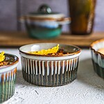 Ceramiczne naczynia do pieczenia i serwowania, ręcznie tworzone w klimacie domowego wnętrza, idealne do przygotowywania i podawania dań kuchni polskiej i śródziemnomorskiej.
