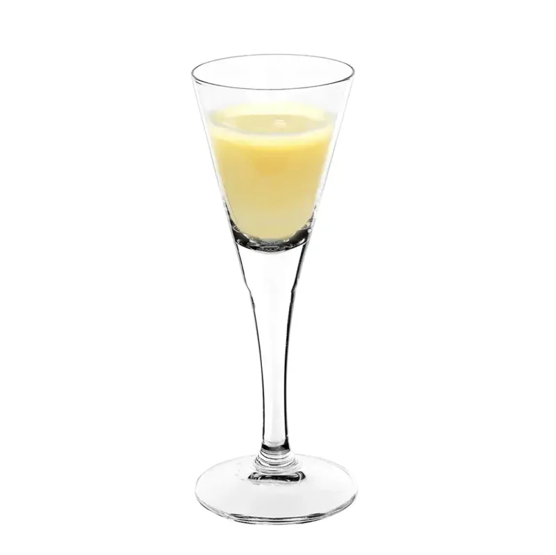 Świeży likier cytrynowy w eleganckiej szklance, perfekcyjny do domowych degustacji i aromatycznych napojów, idealny na zimowe wieczory i wyjątkowe okazje.