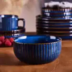 Ceramiczna miska w ciemnoniebieskim kolorze z złotymi paskami, zestaw naczyń do domu, dekoracja stołu, eleganckie naczynie na deser i zupy, stylowe elementy zastawy stołowej, kolekcja ceramiki Domowy Zakątek.
