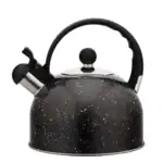 Czarna czajnik kettle z białymi plamkami, metalowym korpusem i czarnym uchwytem na pierwszy rzut oka, idealny do gotowania w domu.