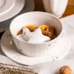 Piernikowe ciasto w świątecznej filiżance z piernikami, pomarańczą i cynamonem, idealne na zimowe wieczory. Przytulna atmosfera, domowe wypieki i dekoracje świąteczne wpisują się w klimat Domowego Zakątka.