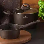 Solidny garnek kuchenny z powłoką non-stick, idealny do smażenia i gotowania, na tle nowoczesnej kuchni z akcesoriami kuchennymi i roślinami, zapewniającej funkcjonalność i nowoczesny styl.