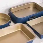 Nowe formy do pieczenia tortów i zapiekania w kolorze nude i granatowym, wysokiej jakości naczynia ceramiczne i aluminiowe, idealne do kuchni domowej i profesjonalnej, trwałe i estetyczne.