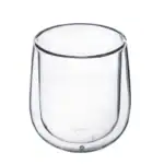 Przezroczysty kieliszek szklany do napojów, elegancki i minimalistyczny, idealny do serwowania drinków i wódki.