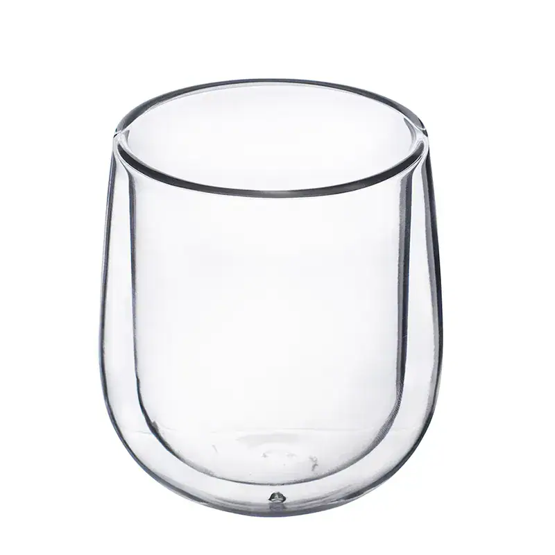 Przezroczysty kieliszek szklany do napojów, elegancki i minimalistyczny, idealny do serwowania drinków i wódki.
