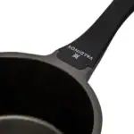Nowy wyższej jakości rondel z powłoką nieprzywierającą, idealny do codziennego użytku w kuchni, trwała i elegancka struktura, świetny wybór dla miłośników gotowania i zdrowego stylu życia.
