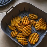 Czaso na frytki z batatów w foremce do pieczenia, zdrowa przekąska, domowe danie, warzywa korzeniowe, przygotowanie posiłków w domu.