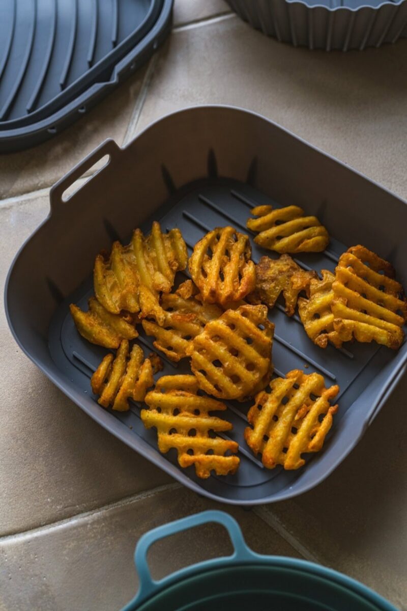 Czaso na frytki z batatów w foremce do pieczenia, zdrowa przekąska, domowe danie, warzywa korzeniowe, przygotowanie posiłków w domu.
