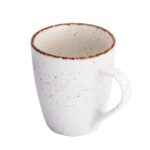 Piękny biały kubek ceramiczny z brązową obwódką i czarnymi kroplami, idealny na kawę lub herbatę do domu lub biura. Elegantki i funkcjonalny element zastawy stołowej, dostępny w sklepie Domowy Zakątek.