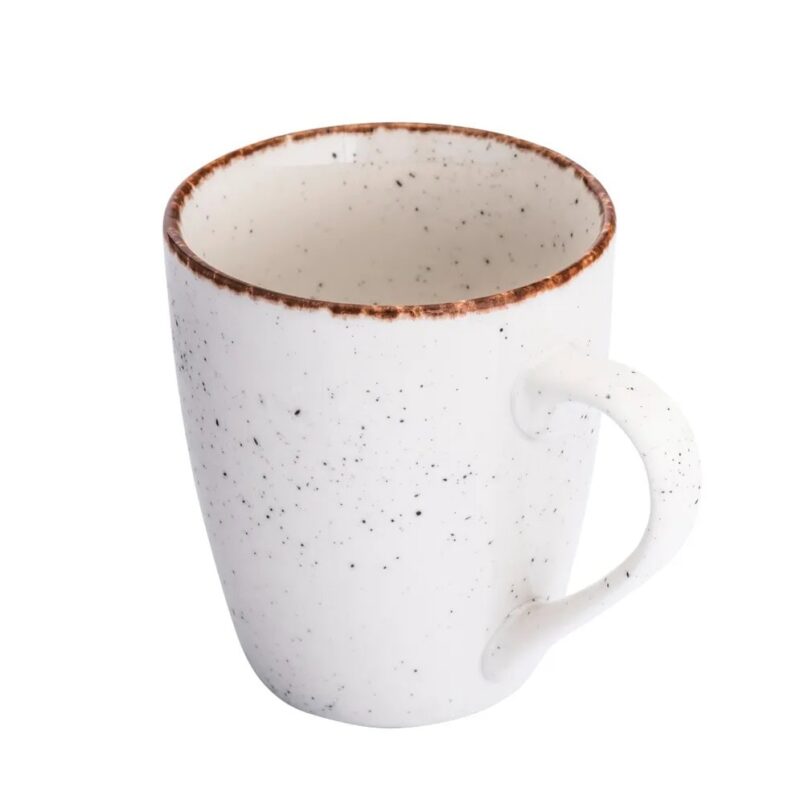 Piękny biały kubek ceramiczny z brązową obwódką i czarnymi kroplami, idealny na kawę lub herbatę do domu lub biura. Elegantki i funkcjonalny element zastawy stołowej, dostępny w sklepie Domowy Zakątek.