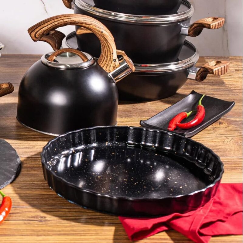 Czarna patelnia ceramiczna z rantem i czerwonym obrusem, idealna do pieczenia i smażenia, elegancka i funkcjonalna, eleganckie akcesoria kuchenne Domowy Zakątek.