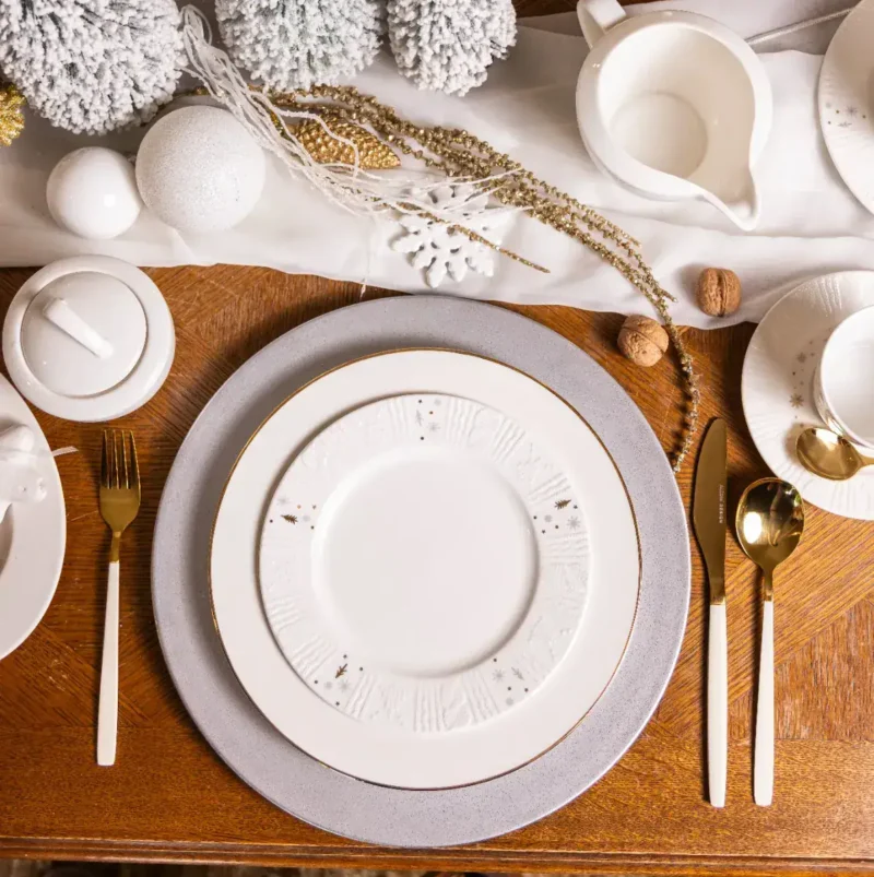 Pastelowe dekoracje świąteczne na stół, eleganckie zastawy i złote sztućce, idealne na bożonarodzeniowy stół, zimowa aranżacja z eleganckim designem, dekoracje na święta, bożonarodzeniowa dekoracja stołu.