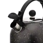 Elegantny czarny czajnik ze stali nierdzewnej z czarną powierzchnią z bękarą, idealny do kuchni domowej, nowoczesny design, funkcjonalny i stylowy, odpowiedni do przygotowania herbaty i innych napojów.