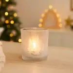 Lampka zapachowa w stylu świątecznym, ozdobny świecznik na podgrzewacz, dekoracja do wnętrz na zimowe wieczory, idealna na prezent, romantyczny klimat, domowe ciepło, świeca w szklanym pojemniku.