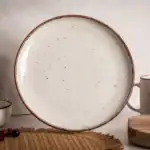 Ceramiczna miska z białą wnętrzem z czarnymi plamkami, idealna do serwowania potraw, stylowy dodatek do domowej kuchni, wykonana z wysokiej jakości ceramiki, dostępna w sklepie Domowy Zakątek.
