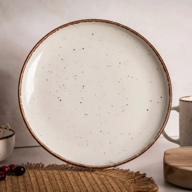 Ceramiczna miska z białą wnętrzem z czarnymi plamkami, idealna do serwowania potraw, stylowy dodatek do domowej kuchni, wykonana z wysokiej jakości ceramiki, dostępna w sklepie Domowy Zakątek.