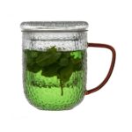 Świeży napar z mięty w ceramicznym kubku, prezentujący naturalną herbatę z ziołami. Idealna dla miłośników zdrowego stylu życia i relaksu w domu – dostępne w sklepie Domowy Zakątek.