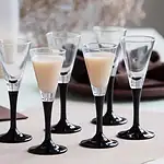 Krówki z likierem podane w eleganckich kieliszkach na specjalną okazję, idealne do domowych imprez i spotkań rodzinnych, luksusowe słodycze na bazie alkoholu w stylowym otoczeniu.