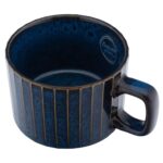 Ceramiczny kubek z niebieską glazed powierzchnią i pionowymi żłobieniami, idealny do kawy lub herbaty, ręcznie wykonany, stylowa zastawa domowa, dla miłośników kawy, Domowy Zakątek, rękodzieło, wyjątkowa ceramika, elegancki design.