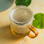 Nowoczesna, szklana puszka do przechowywania herbaty z deklem, dekoracyjna i praktyczna, idealna do kuchni, wpisująca się w styl domowy zakątek, funkcjonalna i estetyczna na herbatę.