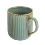 Ceramiczny kubek z ręcznie robionej gliny w zielono-brązowej kolorystyce, idealny do codziennego użytku i relaksu przy herbacie lub kawie.