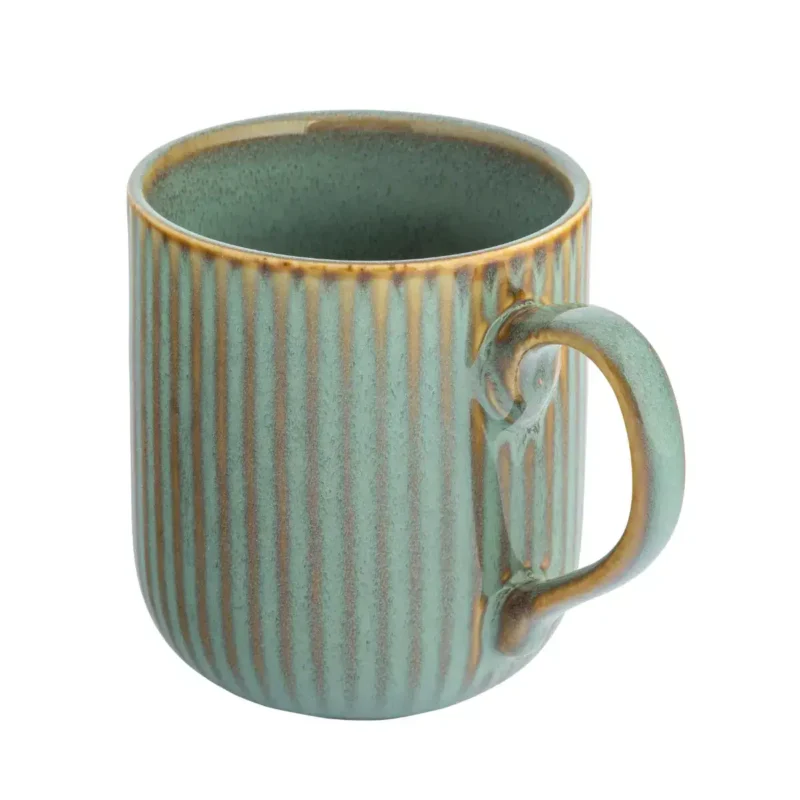 Ceramiczny kubek z ręcznie robionej gliny w zielono-brązowej kolorystyce, idealny do codziennego użytku i relaksu przy herbacie lub kawie.