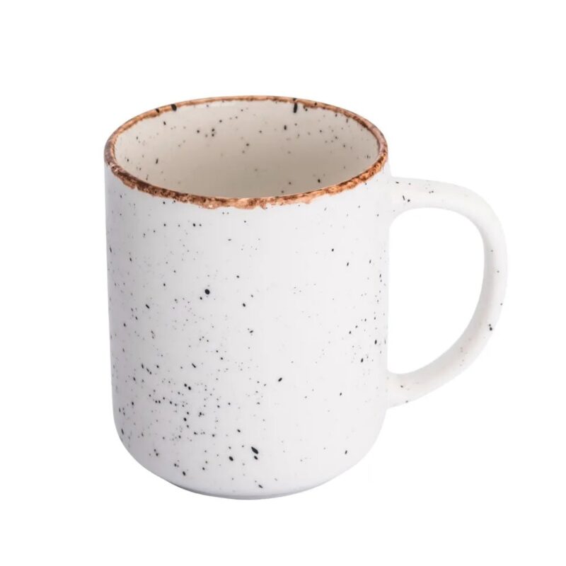 Ceramiczny kubek z białym szkliwem i czarnymi kropeczkami, idealny do codziennego użytku w domu.