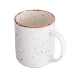 Ceramiczny kubek z czarnymi plamami, biała glina, minimalistyczny design, idealny do kawy lub herbaty, ręcznie wykonany, nowoczesny element wyposażenia kuchni i domu.
